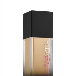 HUDABEAUTY #fauxfilter foundation 230N Macaroon